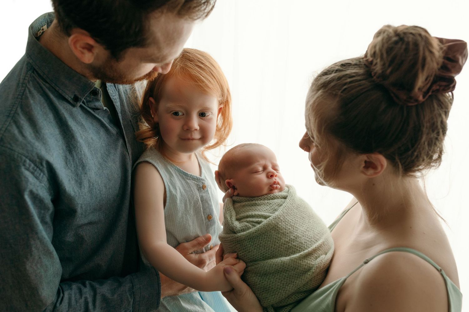 family photographer in victoria bc, maternity photograper in victoria bc, newborn photographer victoria bc, newborn photos nanaimo bc,