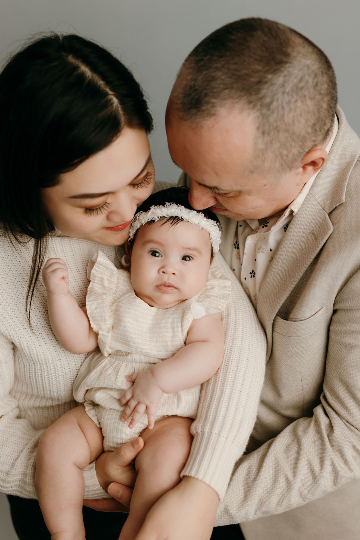 family photographer in victoria bc, maternity photograper in victoria bc, newborn photographer nanaimo bc, newborn photos nanaimo bc,