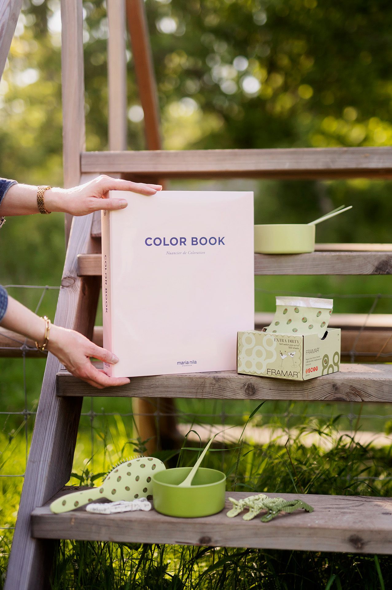 Frisör Carolina Danielsson använder sig av Colour book