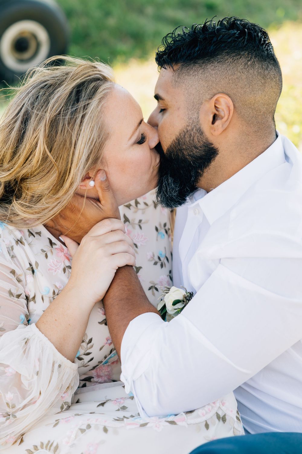 couple kissing