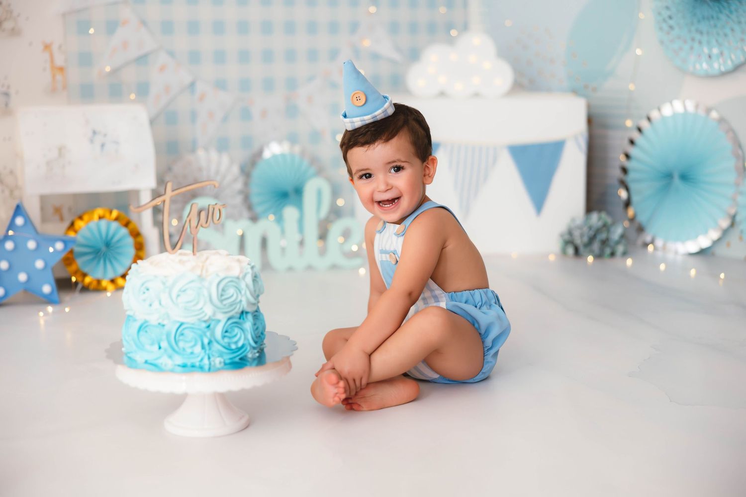 Celebración del segundo cumpleaños de un niño con tarta y decoración en tonos azules