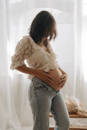 Babybauch Shooting für werdende Eltern im Tageslichtatelier nahe Mannheim und Heidelberg