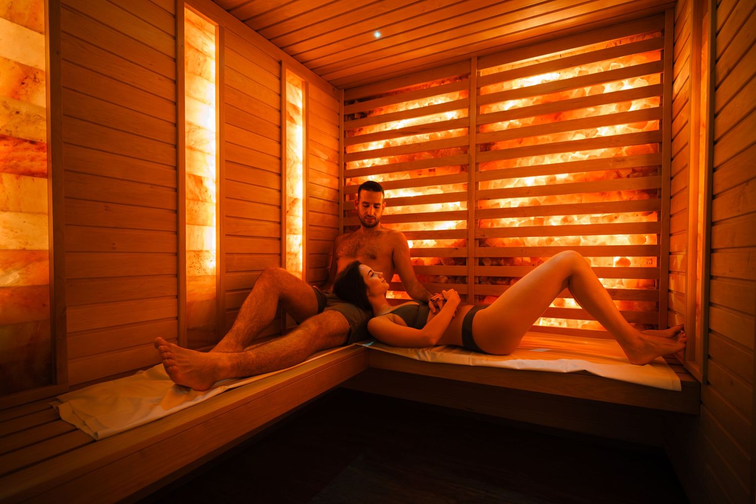 Hangulatos szaunafotó meleg fényekkel és relaxáló légkörrel – tökéletes wellness élmény bemutatására prémium spa szolgáltatásokhoz.
