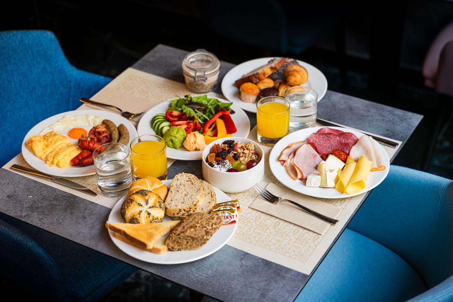 Ízlésesen tálalt gourmet ételek modern étteremben – ételfotózáshoz ideális, vizuálisan vonzó gasztronómiai tartalom.