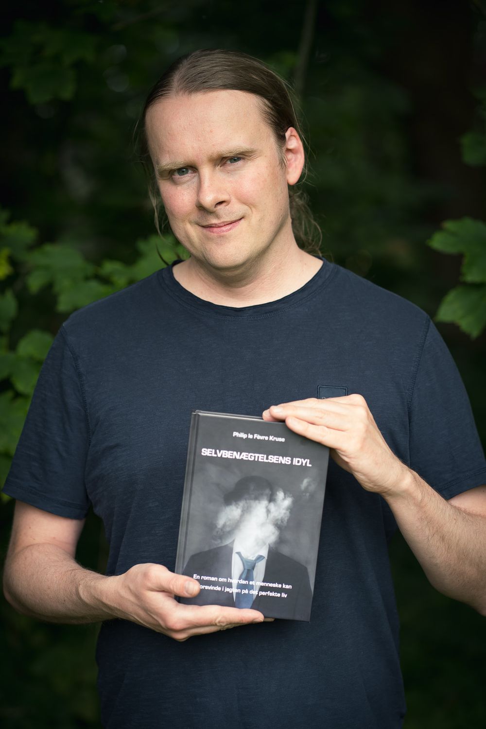 Forfatterportræt af Philip le Fèvre Kruse med hans debutroman Selvbenægtelsens idyl udgivet af forlaget Rotempco publishing