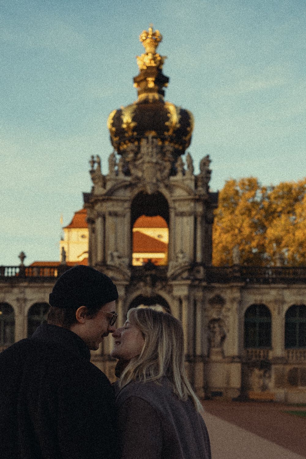 Verliebtes Paar küsst sich im Morgenlicht im Dresdner Zwinger