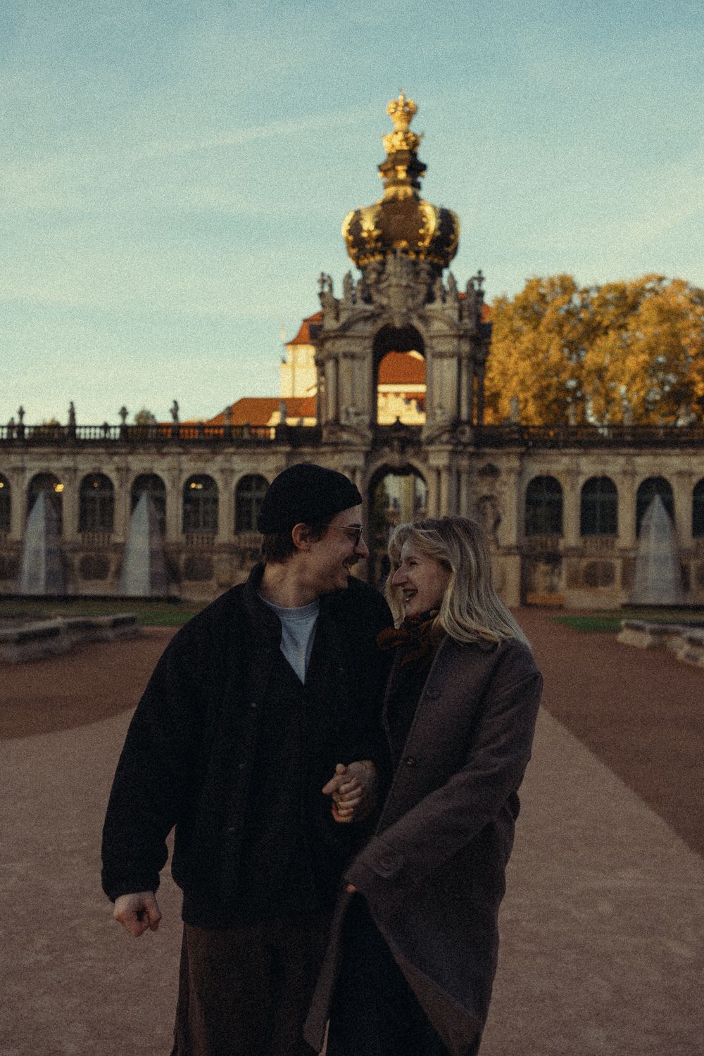 Spaziergang eines vergnügten Paares durch den Dresdner Zwinger