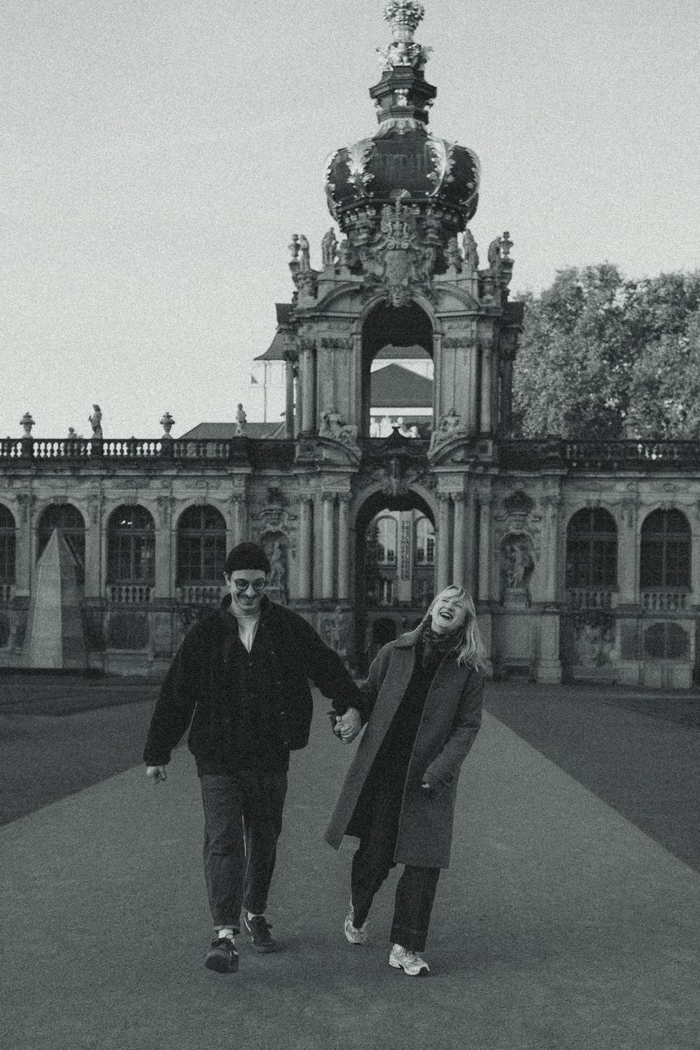 Pärchen lachend Hand in Hand - Fotoshooting Dresden Altstadt Zwinger