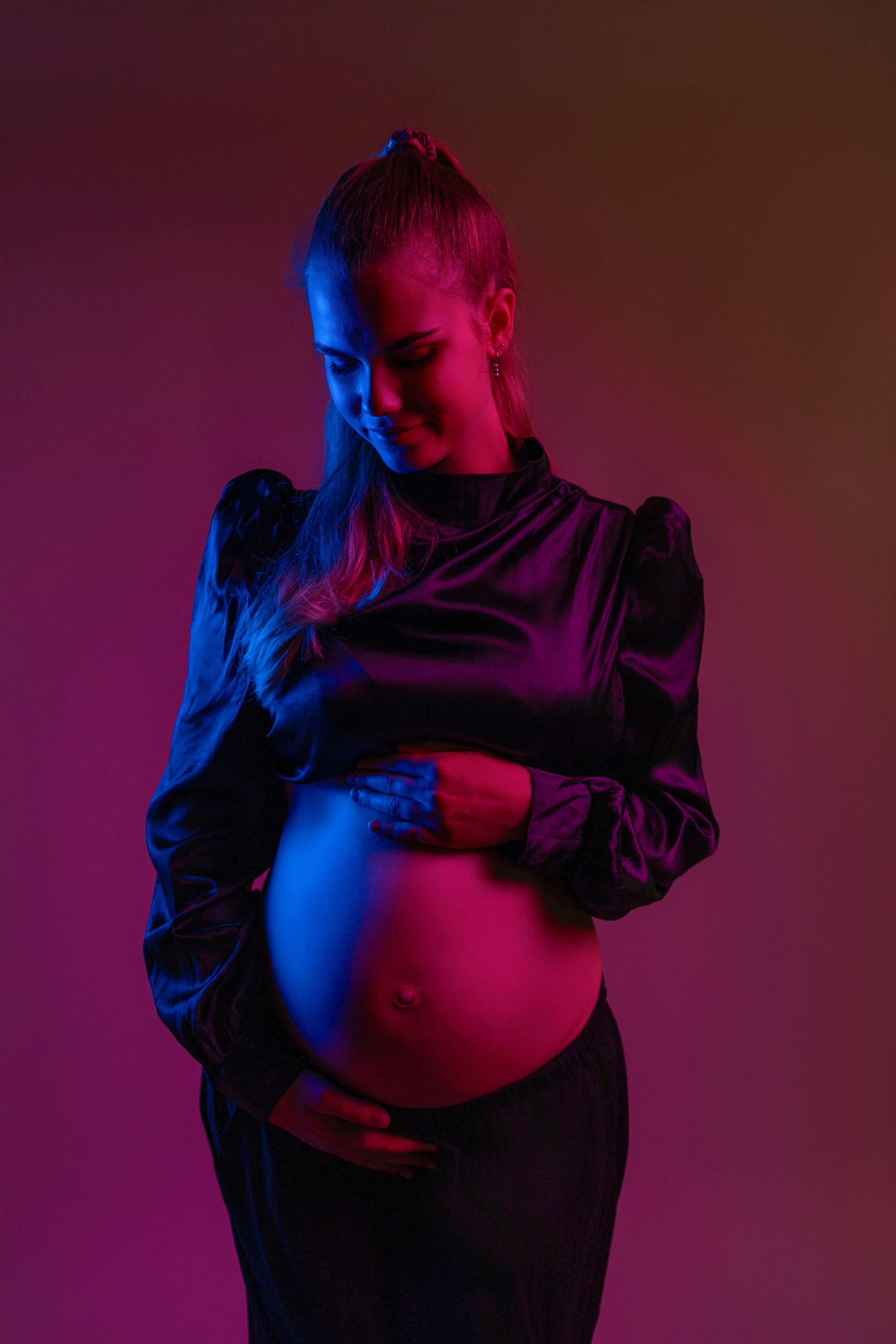 colour and bold maternity photography in Drenthe