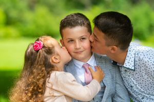 Dragoste de frați. Ședință foto familie outdoor. Fotograf profesionist București si toată România. Preț mic, albume foto.