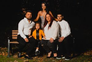 Instantaneu de familie. Ședință foto de familie outdoor. Fotograf profesionist București si toată România. Preț mic, albume foto botez.