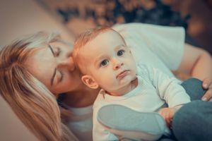 Mama si fiul. Ședință foto familie in casa. Fotograf profesionist București si toată România. Preț mic, albume foto.