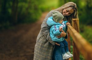 Dragostea de mama. Ședință foto familie outdoor. Fotograf profesionist București si toată România. Preț mic, albume foto.