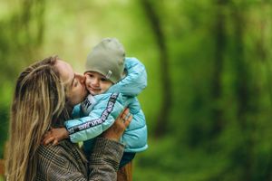 Iubirea de mama in imagini. Ședință foto familie outdoor. Fotograf profesionist București si toată România. Preț mic, albume foto.