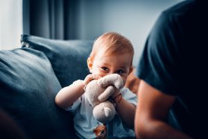 Instantaneu băiețel jucăuș. Ședință foto familie acasă la tine. Fotograf profesionist București si toată România. Preț mic, albume foto.