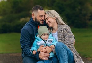 Familie fericita in fotografie, Ședință foto familie outdoor. Fotograf profesionist București si toată România. Preț mic, albume foto.