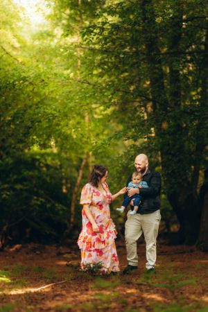 Plimbare de familie in imagini. Ședință foto familie outdoor. Fotograf profesionist București si toată România. Preț mic, albume foto.
