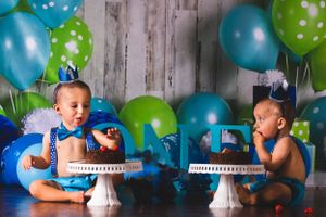Ședință foto aniversare un an. Cake Smash. Fotograf profesionist București si toată România. Preț mic, albume foto.
