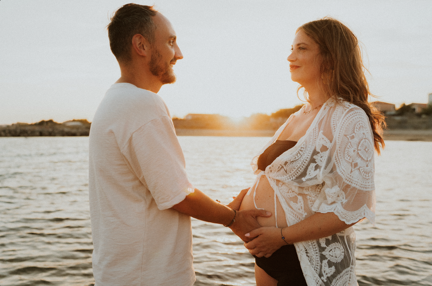 Shooting à la mer en fin d'été pour immortaliser la grossesse au coucher de soleil de belles images capturées par Lise de Studio Lisette