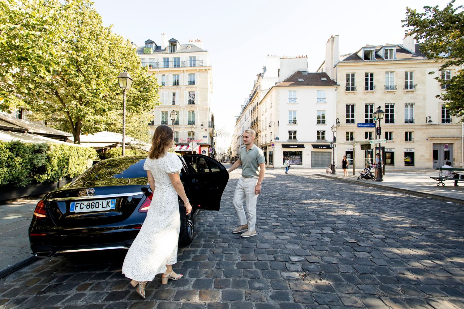 A couple enjoying a stunning Paris photoshoot tour for their anniversary with the option private chauffeurs.