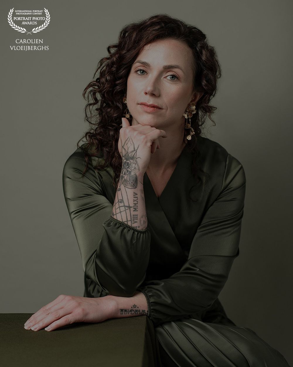 Award gewonnen - portret van vrouw in groene jurk. Krullend haar