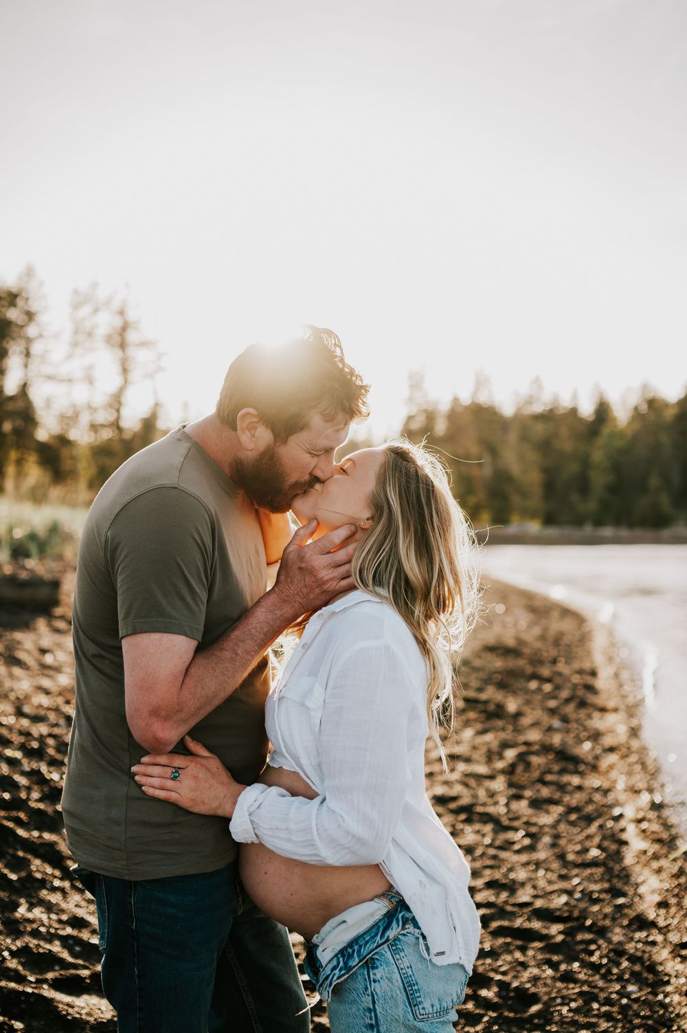 Beautiful golden-hour maternity photoshoot of couple kissing on Comox Valley beach. Photography by Photographer Soulfull Photographs