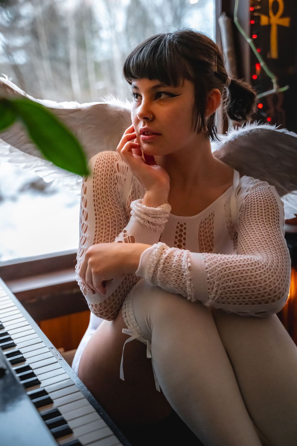 Séance boudoir avec déguisement d’ange en avant d'un piano