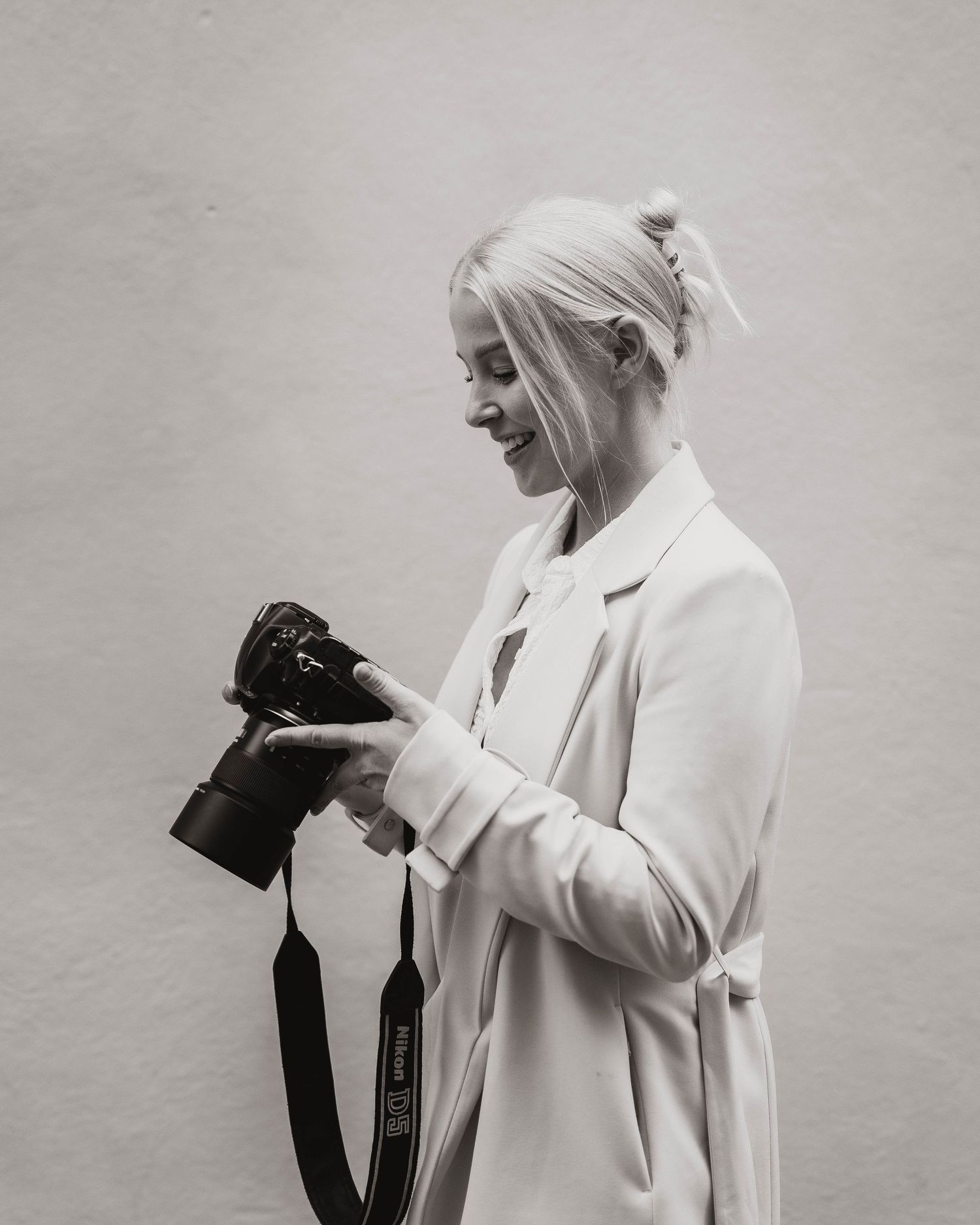 Fotograf i Stockholm stad med en kamera i handen