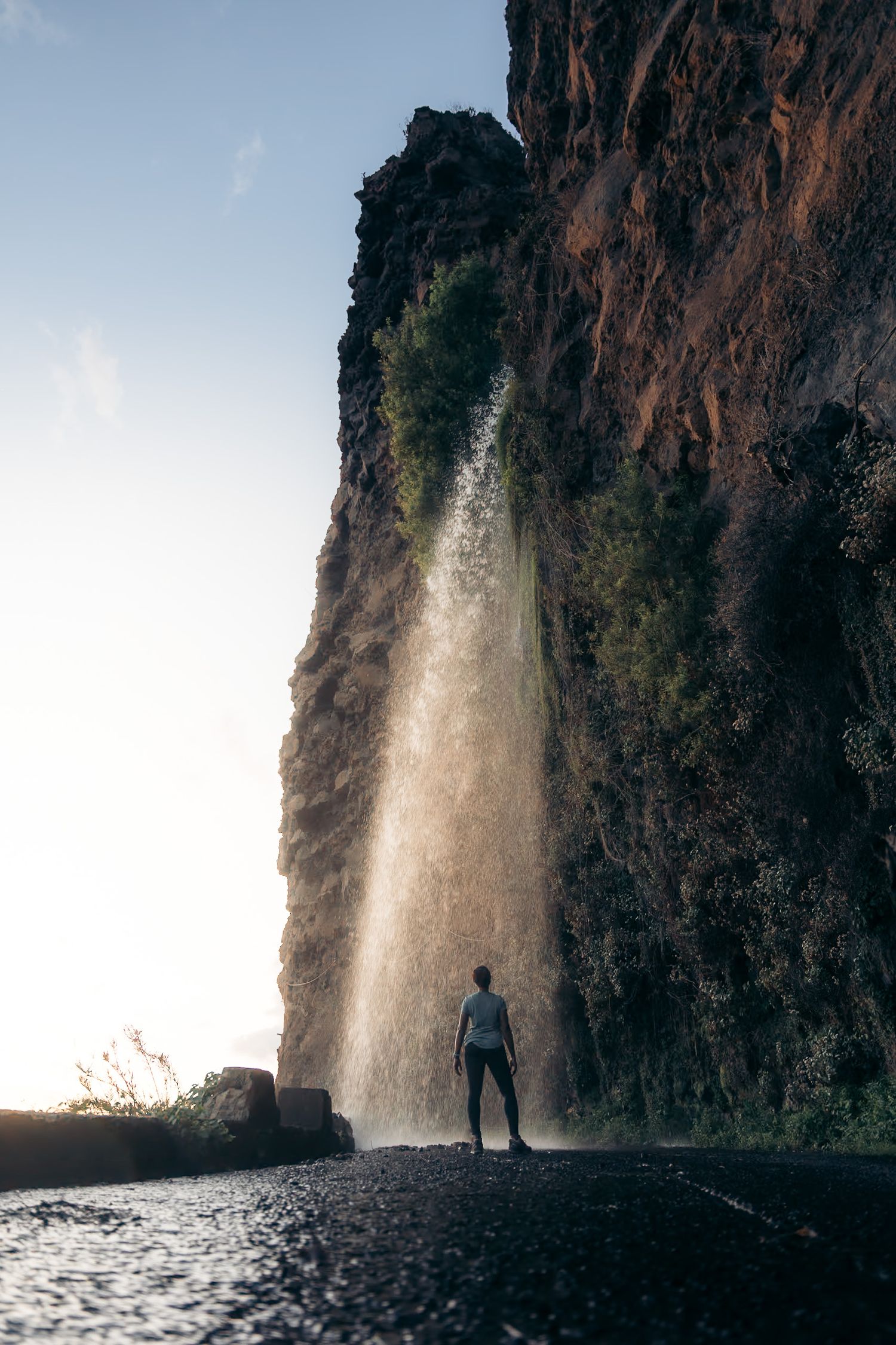 randonneuse en voyage devant une cascade à madère