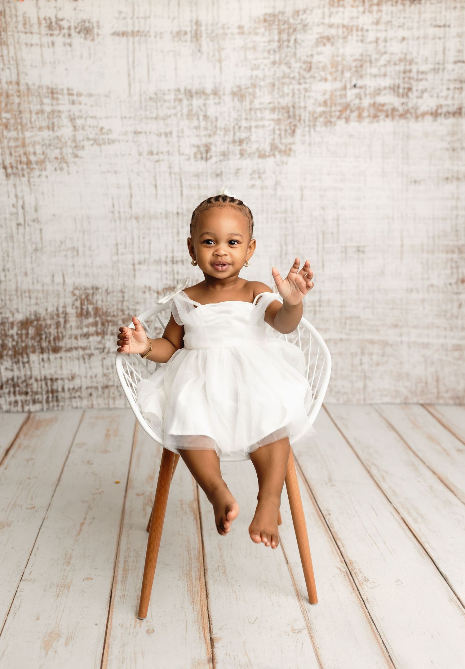 Charlottesville photographer, baby, newborn, maternity, family, milestone, baby girl in a white dress for first birthday milestone session.