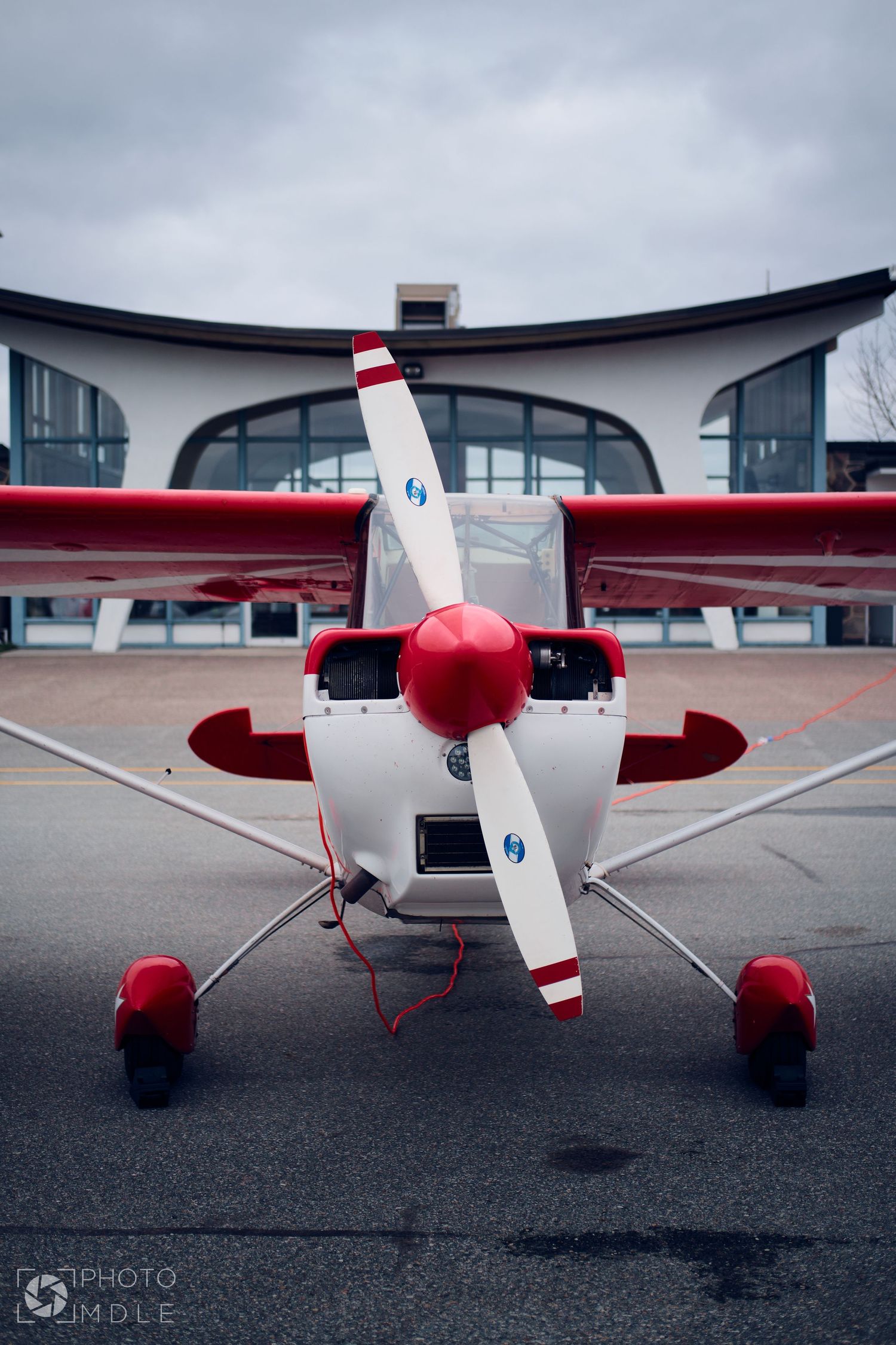 avion rouge et blanc