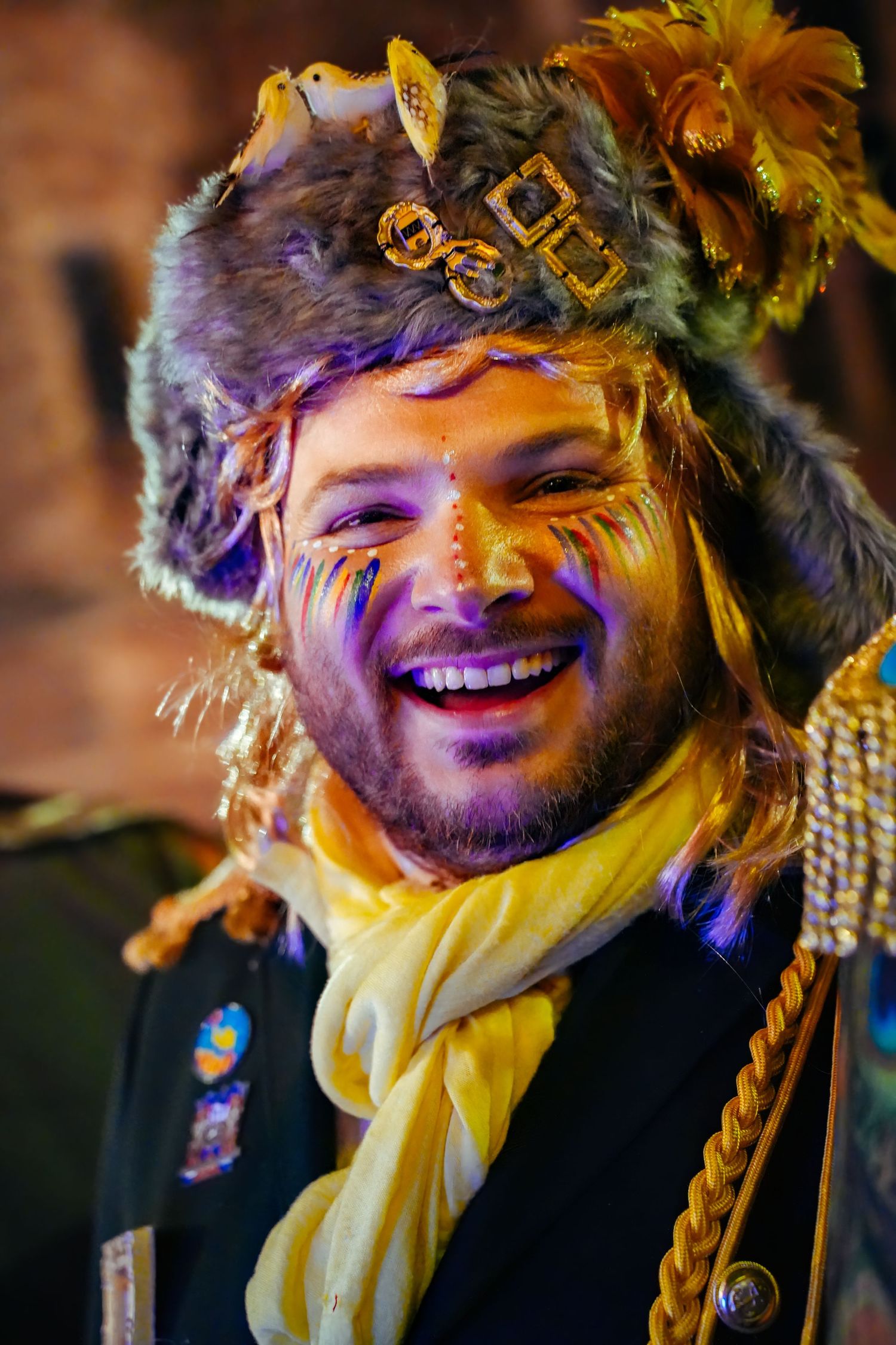 Unique portrait of a man in a nature-themed carnival costume with leaves and branches, smiling intensely. Vastelaovend in Venlo Vivitu