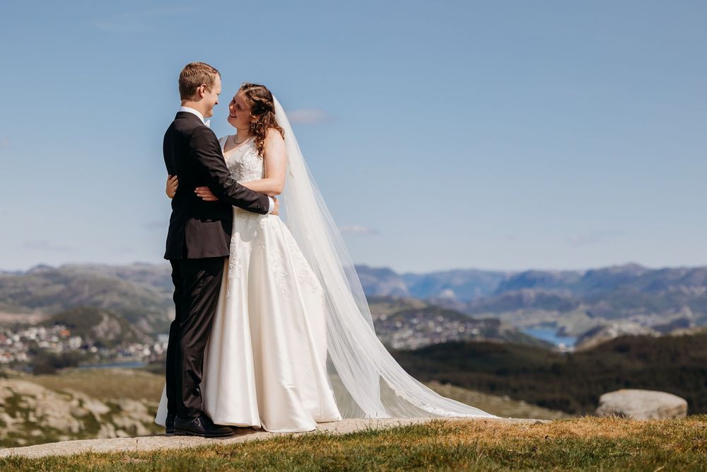 Brudepar under naturlig bryllupsfotografering på Jæren