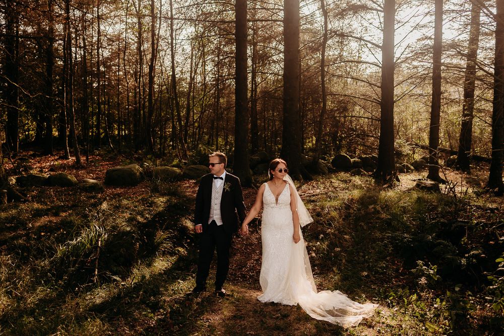 Brudepar i skogen under naturlig bryllupsfotografering på Jæren