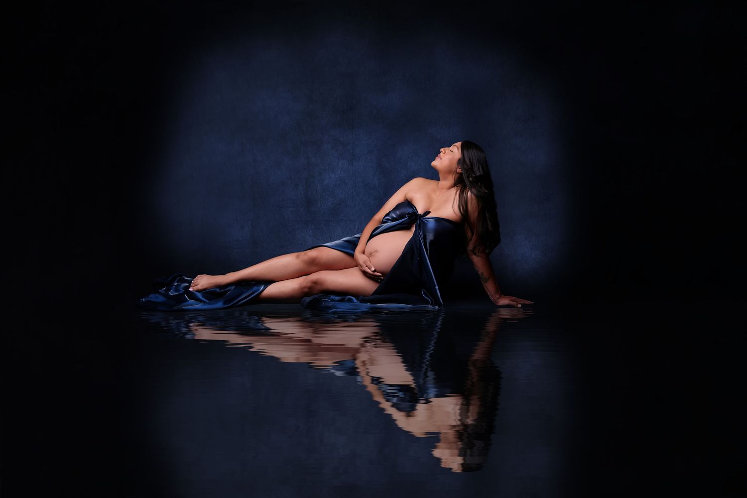 midland tx maternity photographer photographers midland tx studio maternity session reflection maternity blue fabric draping maternity