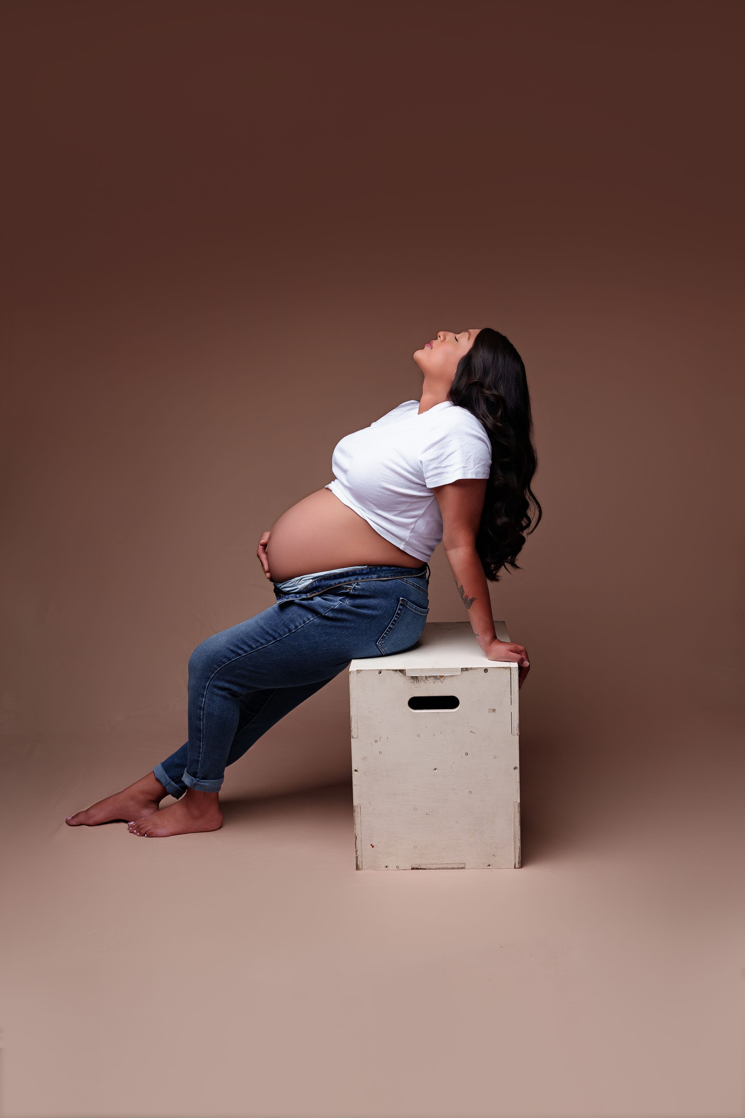 midland tx photographer photographers midland tx midland tx maternity photographer maternity photoshoot jeans and shirt studio maternity