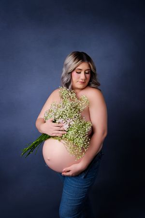 midland tx photographer photographers midland tx midland tx maternity flower bouquet maternity maternity photoshoot studio maternity session