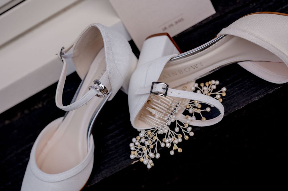 Schoenen van de bruid met haarclip in Ulvenhart.