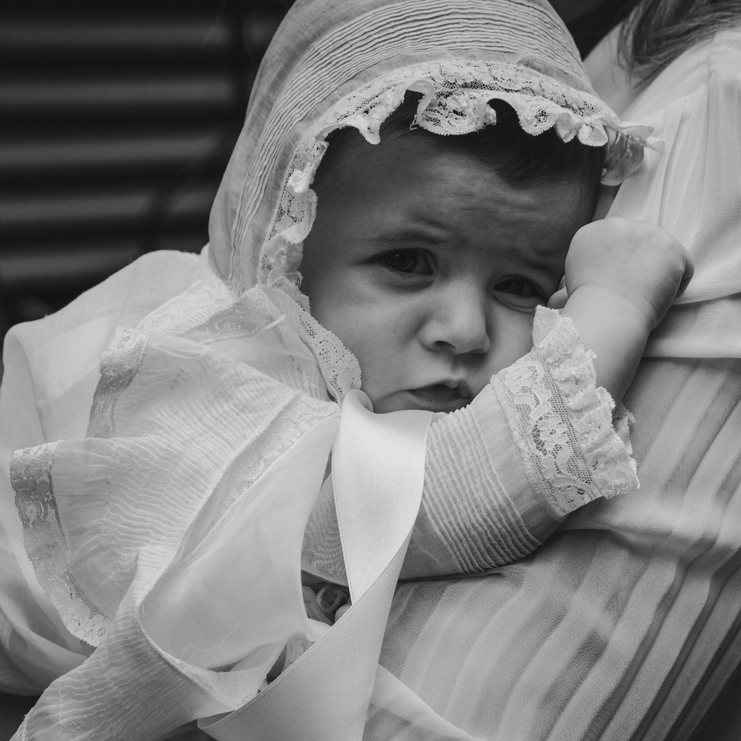 iglesia de la asunción de nuestra señora de Torrelodones. bebe con capota blanca en brazos de mama