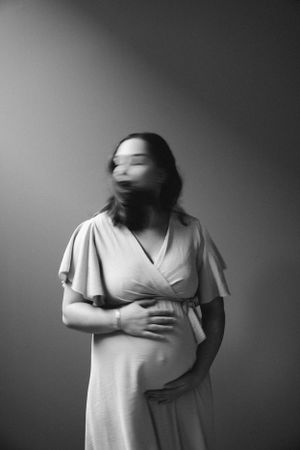 Portret vrouw, creatief portret, intiem portret, beweging, branding fotografie, zakelijke fotografie.