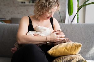 Portret vrouw. Branding fotografie. Zakelijke fotografie. Verloskundige zorg. Zwangerschap. Bevalling. Kraambed.