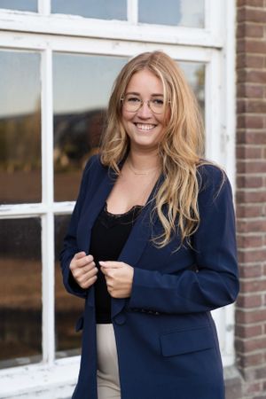 Portret vrouw. Branding fotografie. Zakelijke fotografie. Op locatie.