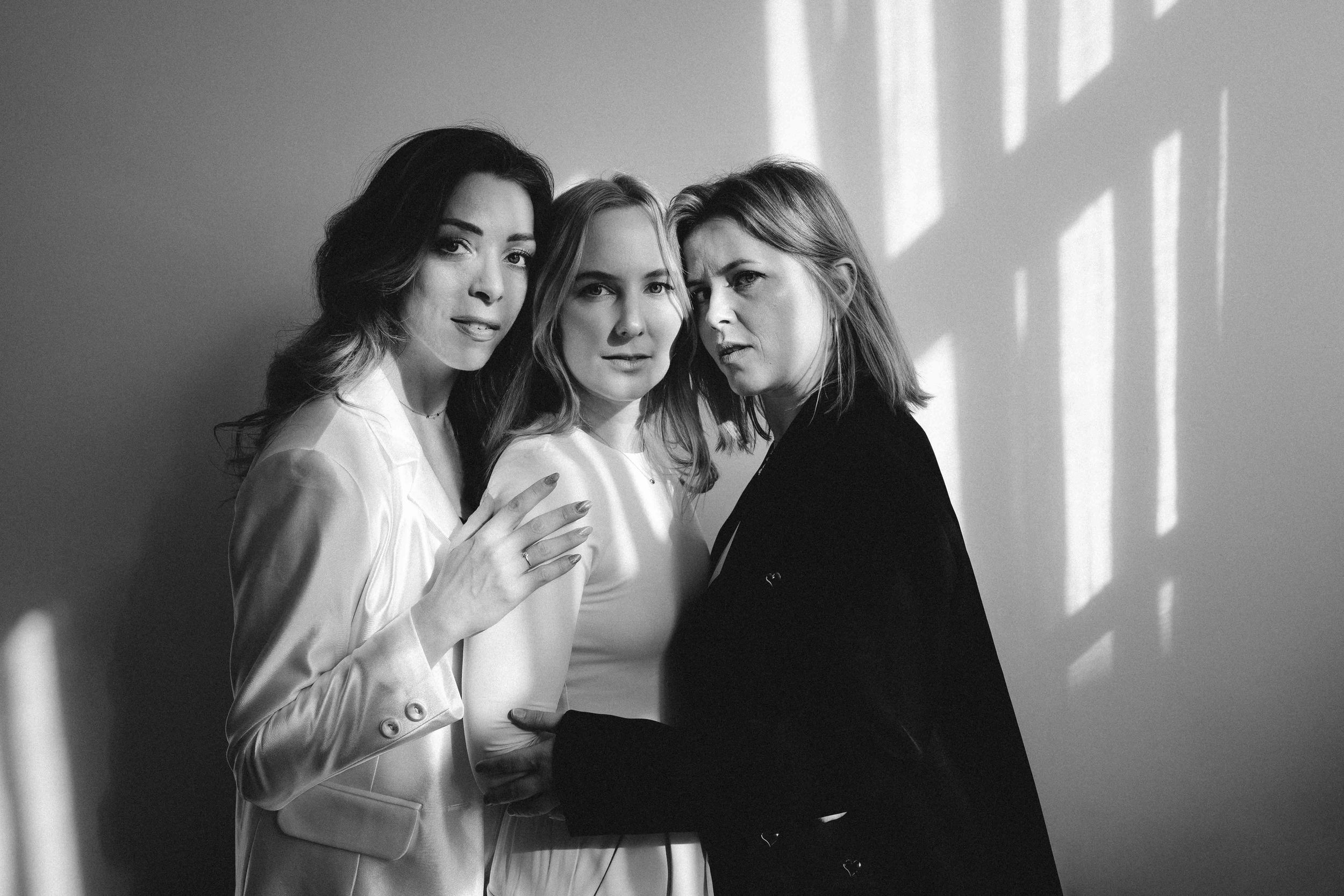 Portret vrouw, creatief portret, beweging, zakelijk portret, branding fotografie. Drie vrouwen.