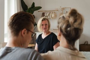 Portret vrouw. Branding fotografie. Zakelijke fotografie. Verloskundige zorg. Zwangerschap. Bevalling. Kraambed.