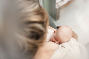 Portret vrouw. Branding fotografie. Zakelijke fotografie. Verloskundige zorg. Zwangerschap. Bevalling. Kraambed. Borstvoeding.