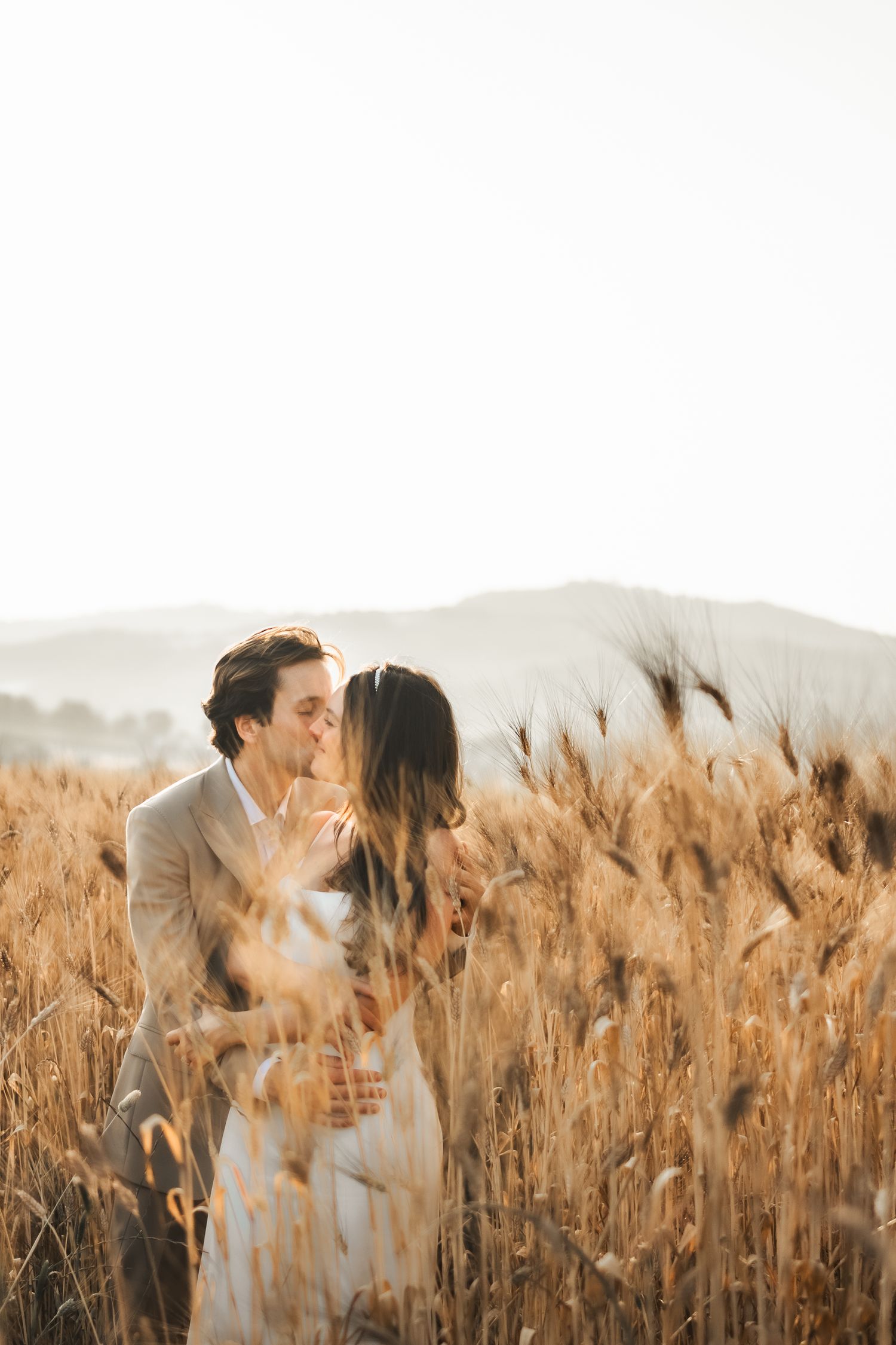 Fotografo di matrimoni Padova cattura un ritratto romantico di coppia immersa nella natura dorata del Veneto.