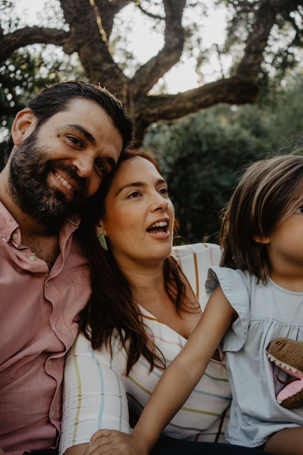 Sessão de família ao ar livre na natureza. Fotografia lifestyle espontânea que capta alegria, movimento e ligação autêntica ao pôr do sol.