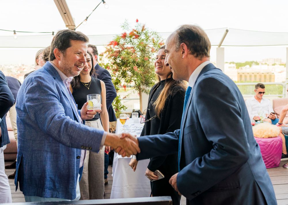 fotografo para eventos de empresa en madrid de la gente saludando