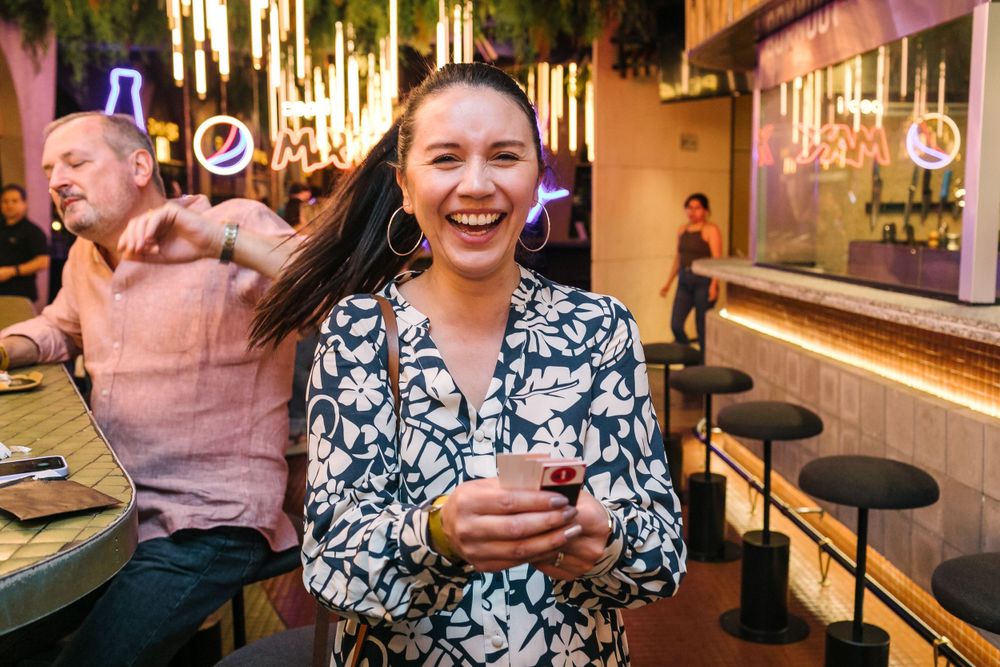 fotografo para eventos de empresa en madrid con una mujer sonriente