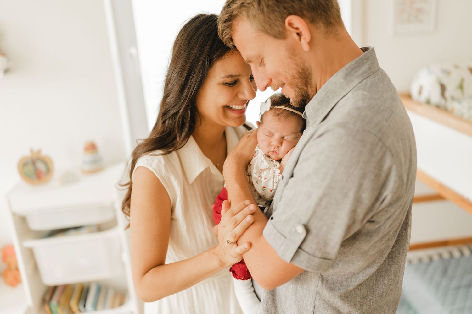 Eltern mit ihrem neugeborenen Baby auf der Brust - Natürliche Babyfotografie und mobile Babyfotografin aus Biberach, Ramona Maier